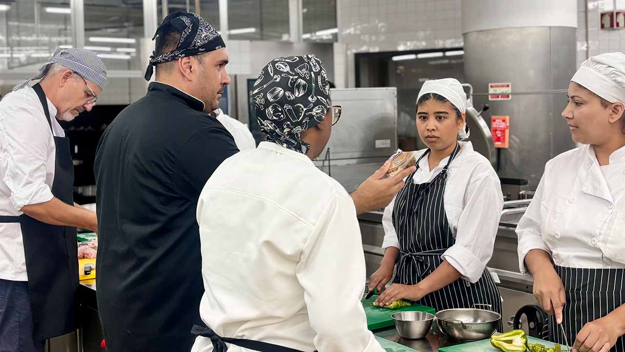 O grupo de migrantes qualificado pela Escola de Hotelaria e Turismo do Algarve (EHTA) iniciou uma nova etapa de integração no sector, com a realização de estágios profissionais.