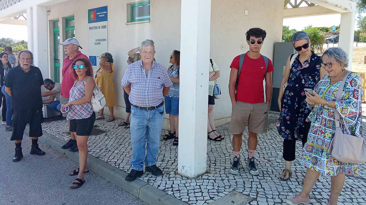 O PCP, solidário com os profissionais de saúde, esteve presente no dia de luta nacional convocado pela União dos Sindicatos do Algarve, junto ao Hospital de Portimão.