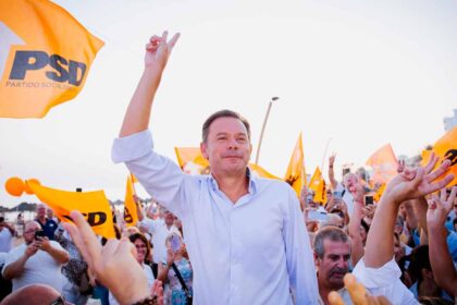O líder parlamentar do PSD defendeu hoje que a imagem do governo na gestão dos incêndios «não precisa de ser limpa» e garantiu que os sociais-democratas não têm qualquer arrependimento sobre a realização da Festa do Pontal.