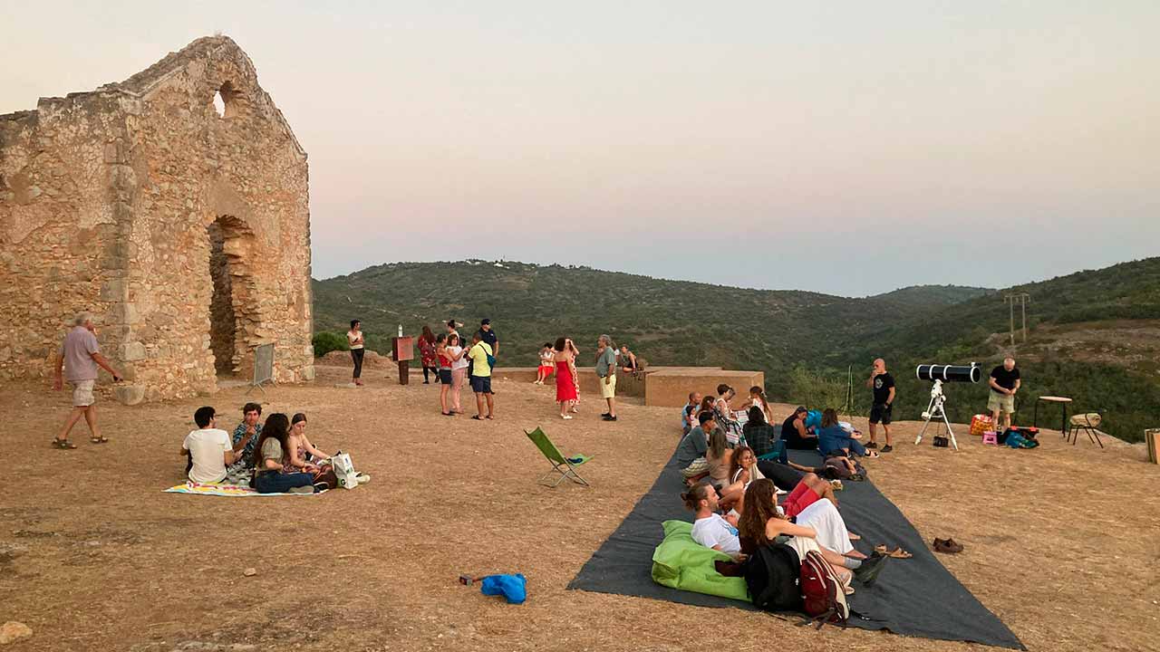 Mais de 800 pessoas de todo o Algarve estiveram no Castelo de Paderne para observar as estrelas, sendo o melhor ano de sempre do programa «Observação astronómica».