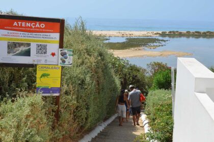 Ação de sensibilização voltou a alertar para perigos do atravessamento da zona lagunar de Cacela Velha, onde as correntes são fortes e não há vigilância.