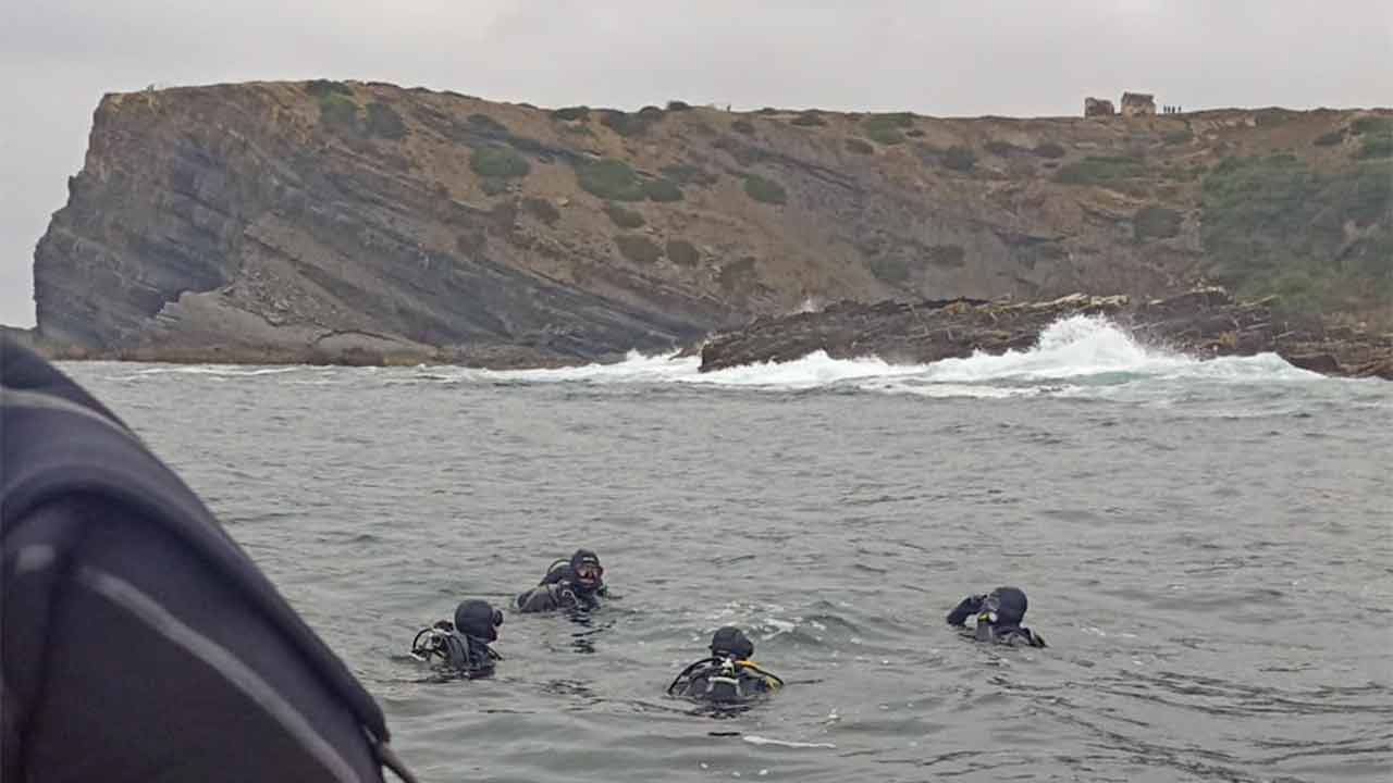 As buscas pelo pescador que praticava pesca submarina quando desapareceu ontem à tarde no mar na ponta da Atalaia, em Aljezur, foram retomadas esta manhã, adiantou a Autoridade Marítima Nacional (AMN).