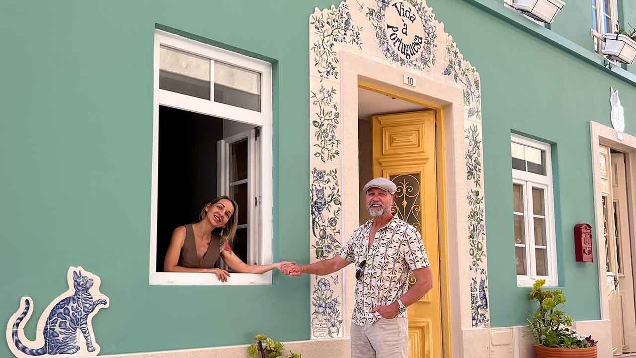 A artista ucraniana Inna Iefimenko usa o seu talento para homenagear o Algarve com obras de arte a céu aberto em Portimão.