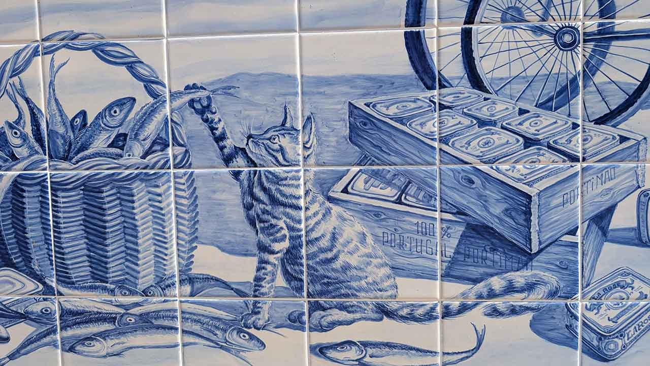 A artista ucraniana Inna Iefimenko usa o seu talento para homenagear o Algarve com obras de arte a céu aberto em Portimão.