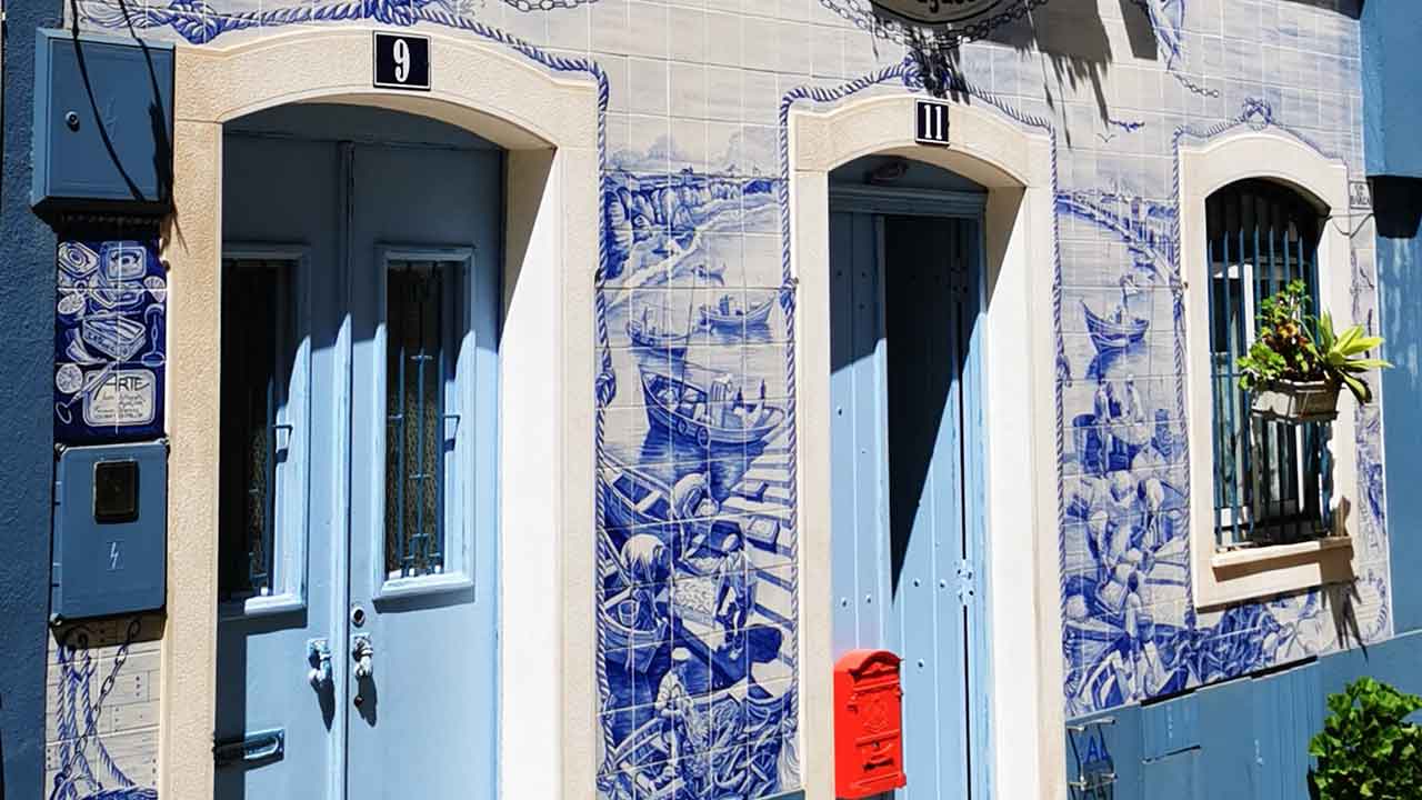 A artista ucraniana Inna Iefimenko usa o seu talento para homenagear o Algarve com obras de arte a céu aberto em Portimão.