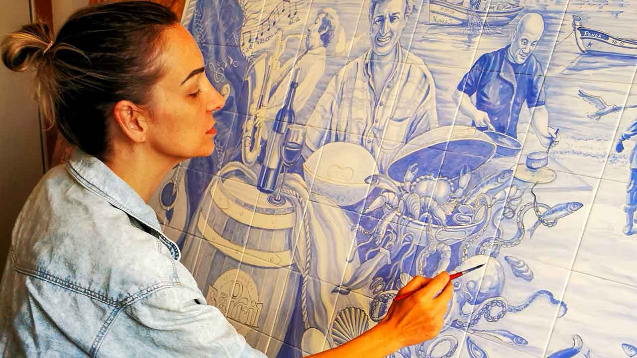 A artista ucraniana Inna Iefimenko usa o seu talento para homenagear o Algarve com obras de arte a céu aberto em Portimão.