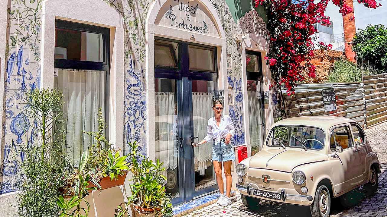A artista ucraniana Inna Iefimenko usa o seu talento para homenagear o Algarve com obras de arte a céu aberto em Portimão.