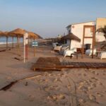 A subida da maré e a forte ondulação registada na preia-mar na praia de Faro causou, hoje de madrugada, a destruição do passadiço de madeira e de algumas passadeiras de acesso, disseram fontes da capitania e da Câmara.