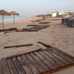 A subida da maré e a forte ondulação registada na preia-mar na praia de Faro causou, hoje de madrugada, a destruição do passadiço de madeira e de algumas passadeiras de acesso, disseram fontes da capitania e da Câmara.