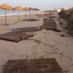 A subida da maré e a forte ondulação registada na preia-mar na praia de Faro causou, hoje de madrugada, a destruição do passadiço de madeira e de algumas passadeiras de acesso, disseram fontes da capitania e da Câmara.