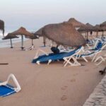 A subida da maré e a forte ondulação registada na preia-mar na praia de Faro causou, hoje de madrugada, a destruição do passadiço de madeira e de algumas passadeiras de acesso, disseram fontes da capitania e da Câmara.