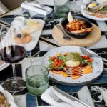 Um beach club com sabor a mar, cocktails de autor, infinity pool e viagem gastronómica: o Verdelago Resort é um convite para desfrutar do verão.