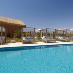 Um beach club com sabor a mar, cocktails de autor, infinity pool e viagem gastronómica: o Verdelago Resort é um convite para desfrutar do verão.