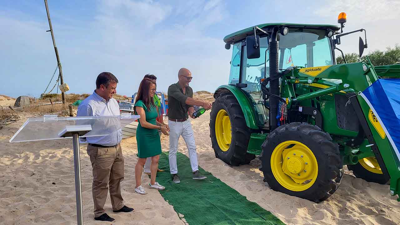 APALA recebe apoio da Câmara Municipal de Castro Marim com a entrega de um trator para a pesca artesanal em Altura.