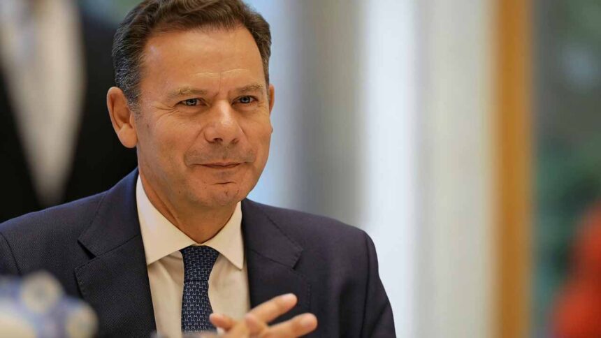 Luís Montenegro afirmou hoje que as barracas e bairros de lata têm ressurgido sobretudo em autarquias socialistas e comunistas, defendendo que os presidentes de câmara sociais-democratas «não ficam a olhar» para este problema.
