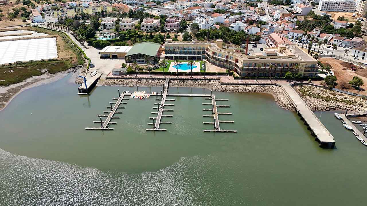 Boca do Rio Resort, na Mexilhoeira da Carregação, Lagoa, tem à venda restaurante, escritórios e sala de conferências, em leilão online.