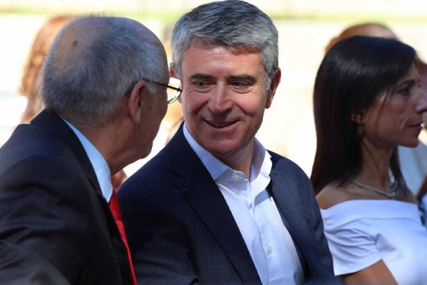O secretário-geral do PS, José Luís Carneiro, afirmou hoje que no início deste ano letivo poderá haver mais de 100 mil alunos sem professor a pelo menos uma disciplina, numa estimativa feita a partir dos números dos sindicatos.