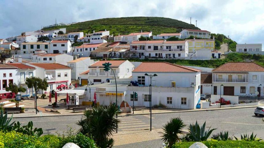 Sob o título «Carrapateira – entre a defesa da costa e a vivência das suas gentes», o historiador publica uma nova investigação histórica com apoio do município de Aljezur.