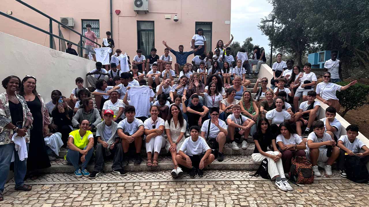 152 estudantes juntaram-se à equipa de limpeza urbana da EMARP para colaborarem nas tarefas das cantoneiras, numa ação de sensibilização ambiental.