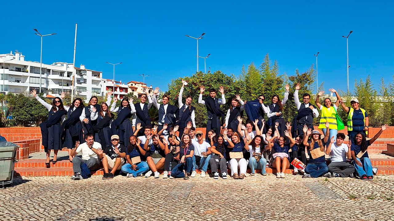 152 estudantes juntaram-se à equipa de limpeza urbana da EMARP para colaborarem nas tarefas das cantoneiras, numa ação de sensibilização ambiental.