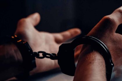 Um homem de 59 anos foi detido pela GNR por tráfico de estupefacientes, em Monchique, numa ação que culminou na apreensão de 92 doses de canábis.