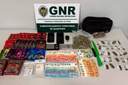 Um jovem de 21 anos foi detido pela GNR por tráfico de estupefacientes, com cerca de 250 doses, na sequência de um acidente de viação, em Quarteira.