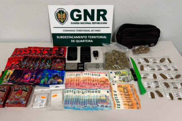 Um jovem de 21 anos foi detido pela GNR por tráfico de estupefacientes, com cerca de 250 doses, na sequência de um acidente de viação, em Quarteira.