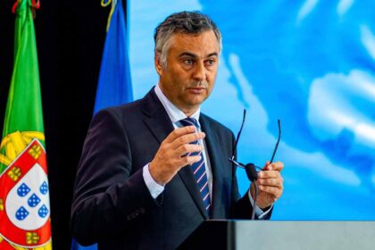 O ministro da Educação, Fernando Alexandre, disse hoje que a assinatura de protocolos para criação de salas de pré-escolar ultrapassou os objetivos no Algarve e que serão assinados esta semana acordos com municípios da região de Lisboa.