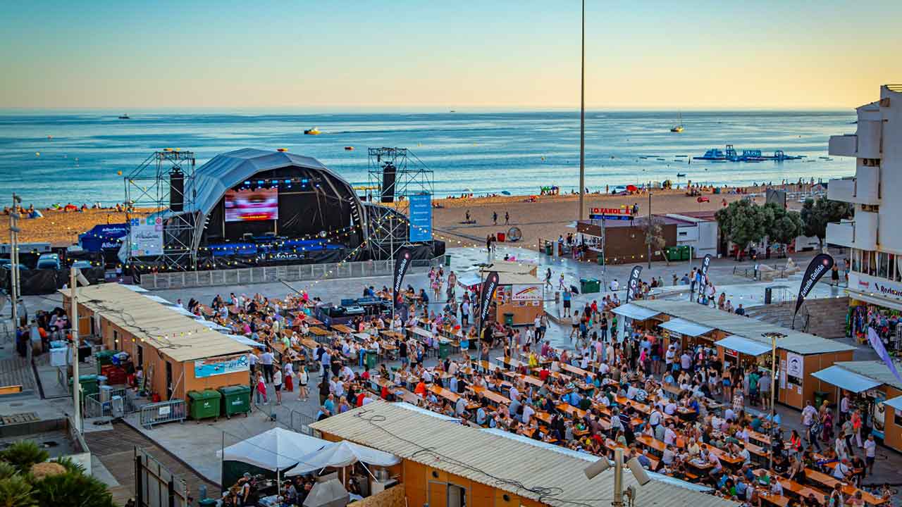 Milhares celebraram as Festas do Pescador em Albufeira, com gastronomia regional, música popular e tradição à beira-mar, entre 5 e 7 de setembro.