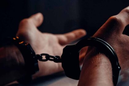 Dois homens de 39 e 45 anos foram detidos pela GNR, em Loulé, por crimes de furtos qualificados, tendo-lhes sido aplicada a medida de prisão preventiva.