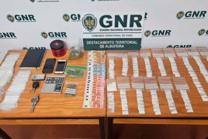 Três jovens, com idades compreendidas entre os 17 e os 28 anos, foram detidos pela GNR, em Albufeira, por tráfico de estupefacientes, após ação de policiamento nos principais locais de diversão noturna.