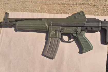 GNR detém sete homens e apreende armas de guerra e três viaturas junto à Praia do Amado, em Aljezur, numa operação de vigilância costeira.