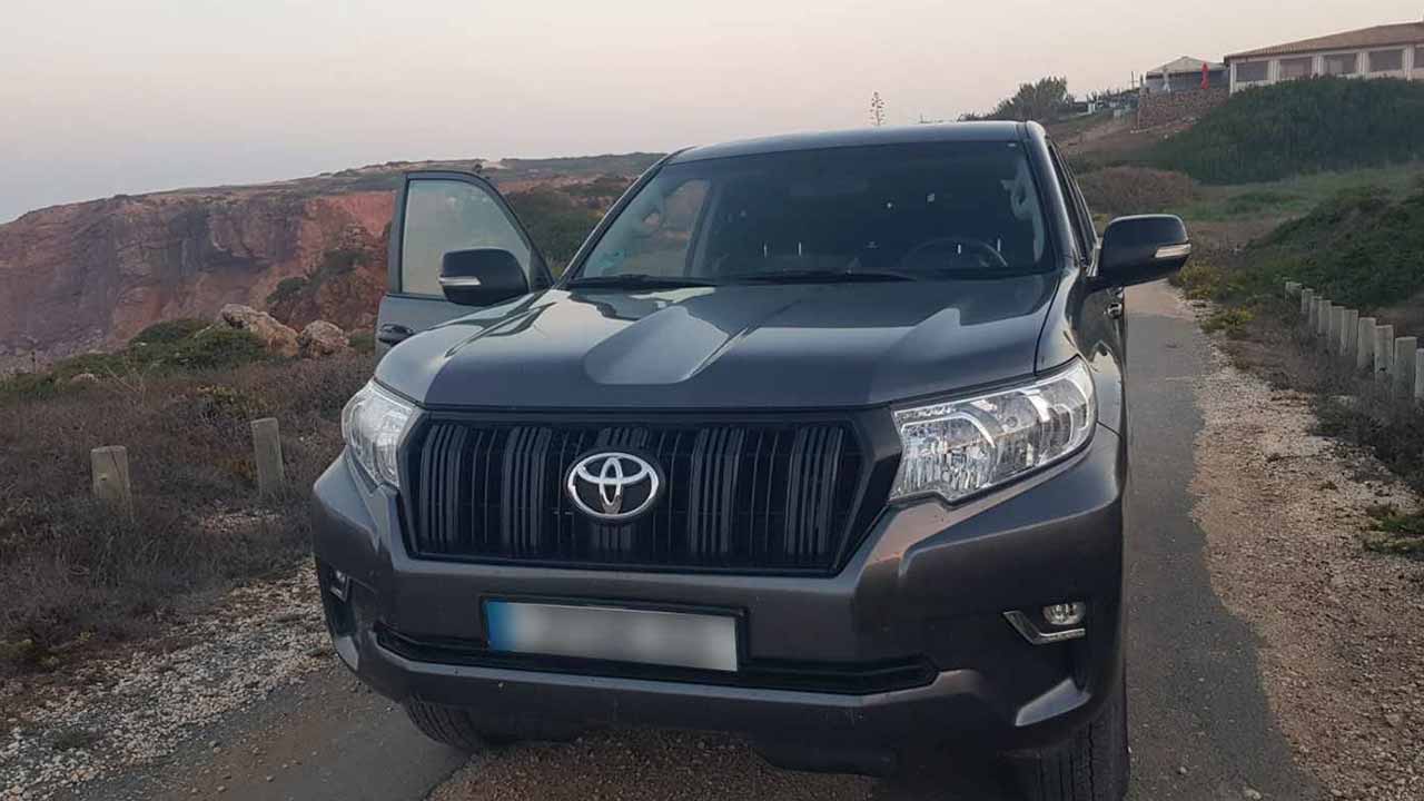 GNR detém sete homens e apreende armas de guerra e três viaturas junto à Praia do Amado, em Aljezur, numa operação de vigilância costeira.