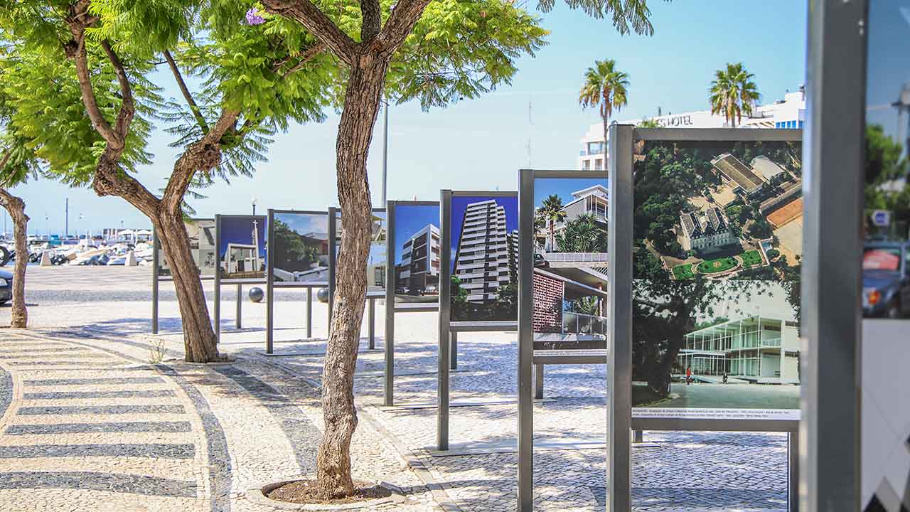 In de Manuel Bivar-tuin in Faro is tot 9 november een straattentoonstelling te zien gewijd aan het werk van architect Manuel Gomes da Costa en de modernistische architectuur van de Algarve.