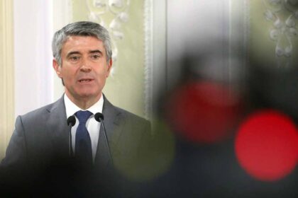 O secretário-geral do PS, José Luís Carneiro, acusou hoje o governo PSD/CDS-PP de ter tomado medidas na habitação que fizeram «subir em espiral» os custos das casas.