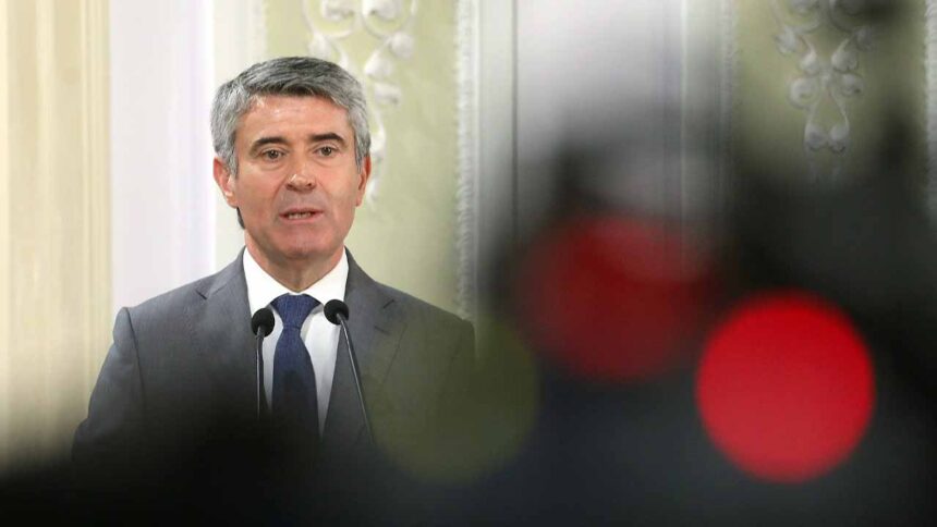 O secretário-geral do PS, José Luís Carneiro, acusou hoje o governo PSD/CDS-PP de ter tomado medidas na habitação que fizeram «subir em espiral» os custos das casas.