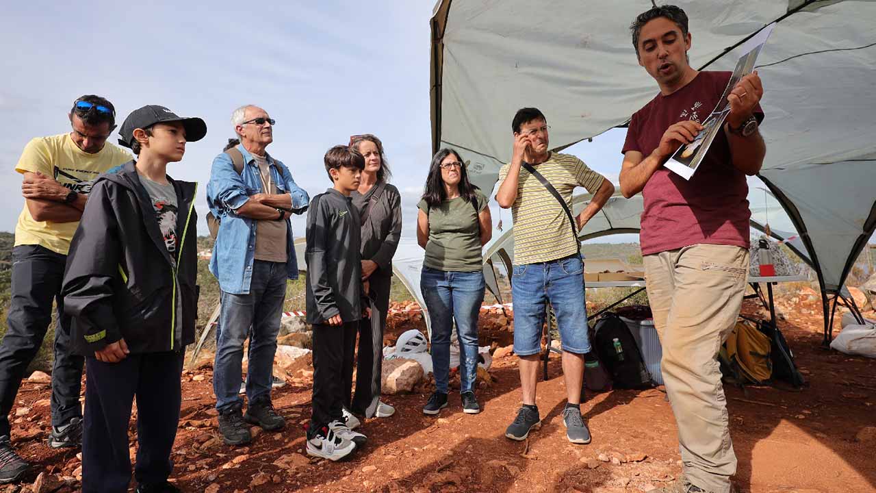 O Dia Aberto na Gruta da Companheira, em Portimão, vai dar a conhecer vestígios humanos com mais de 45 mil anos, do Paleolítico Médio.