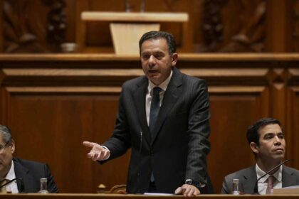 O primeiro-ministro anunciou hoje o agravamento do Imposto Municipal sobre as Transmissões Onerosas de Imóveis (IMT) para a compra de habitação por parte de cidadãos não residentes em Portugal, excluindo os emigrantes.