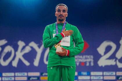 Isaac Nader recebeu a medalha de campeão do mundo dos 1.500 metros em Tóquio2025, um título que alimenta o sonho do português.