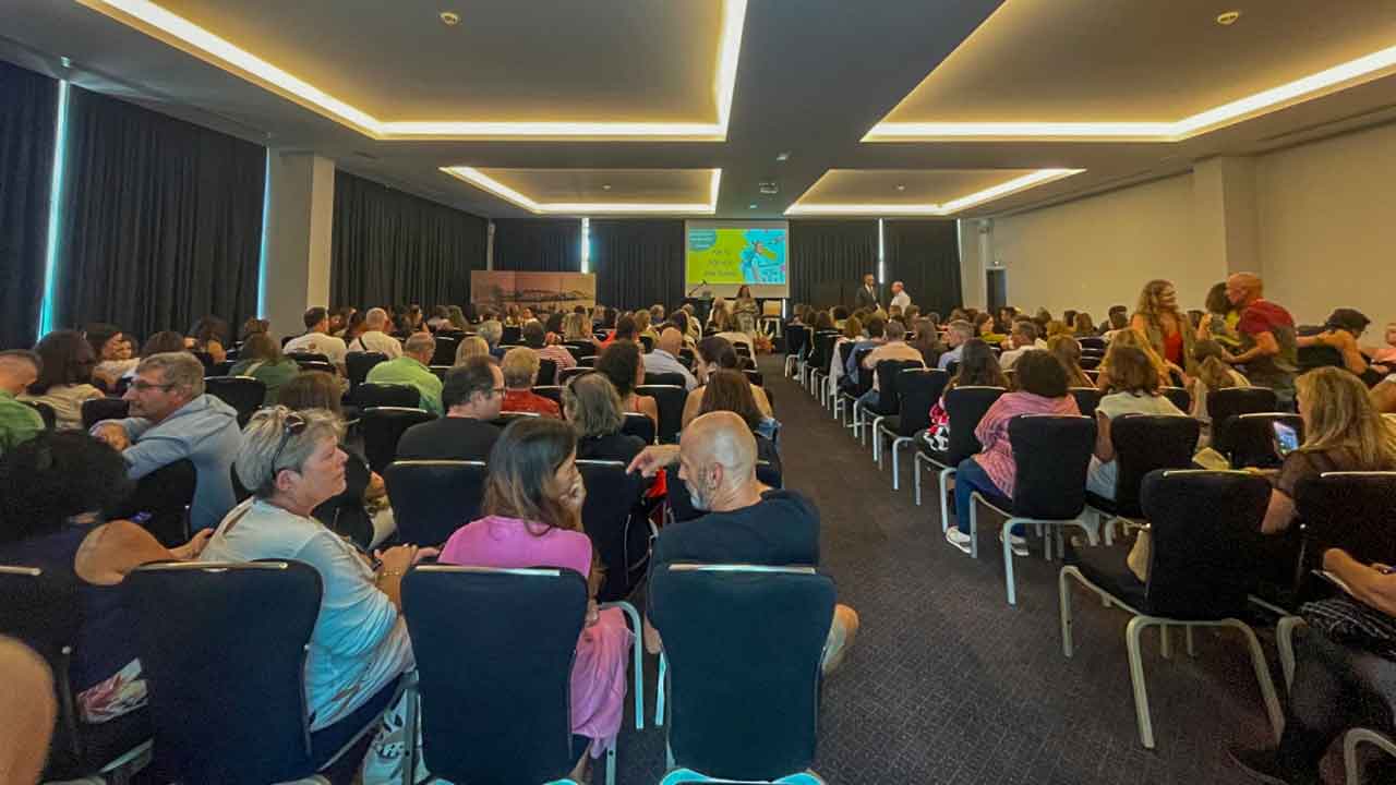 Sessão de abertura do ano letivo 2025/2026 reuniu professores, técnicos, pais e autarcas em Lagos, destacando a importância da cooperação para o sucesso escolar e o bem-estar coletivo, a 10 de setembro.