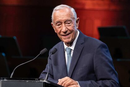 Marcelo Rebelo do Sousa reafirma o Serviço Nacional de Saúde (SNS) como «pilar fundamental» da Democracia e exorta a encarar problemas com coragem no 46.º aniversário.