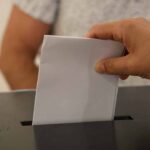 Democracia: «sistema político em que a autoridade emana do conjunto dos cidadãos, baseando-se nos princípios de igualdade e liberdade»