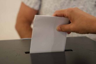 Democracia: «sistema político em que a autoridade emana do conjunto dos cidadãos, baseando-se nos princípios de igualdade e liberdade»