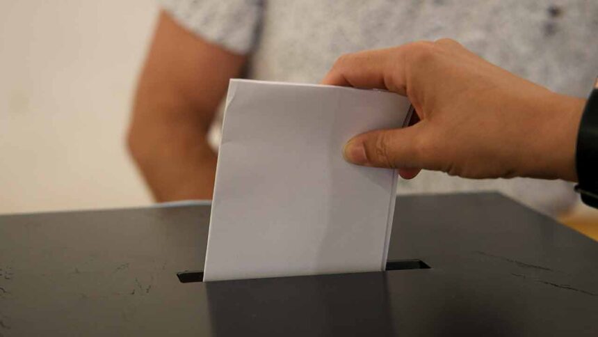 Democracia: «sistema político em que a autoridade emana do conjunto dos cidadãos, baseando-se nos princípios de igualdade e liberdade»