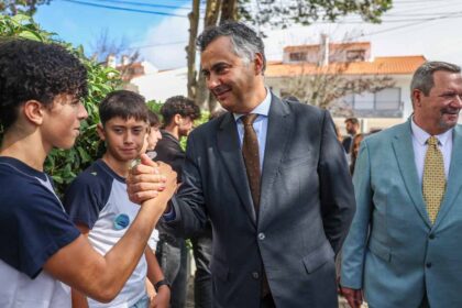 O ministro da Educação disse hoje que ainda não é possível contabilizar o número de alunos sem aulas, mas reafirmou que a esmagadora maioria das escolas tem todos os professores colocados e falou num arranque do ano letivo tranquilo.