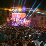 Este sábado, 30 de agosto, dezenas de milhares de pessoas marcaram presença na cidade, cumprindo o dress code e a boa disposição a que a Noite Branca Algarve – Loulé apela.