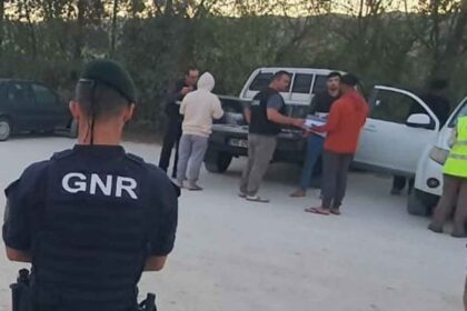 GNR deteve dois homens em Odemira por permanência ilegal  no país durante fiscalização a 580 trabalhadores agrícolas.