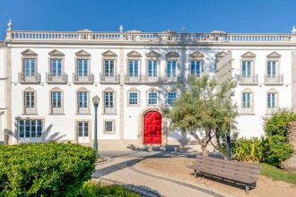 Palácio de Tavira resulta da recuperação de um edifício do século XVIII e conta com 36 quartos, spa, restaurante e bar, no coração da cidade.