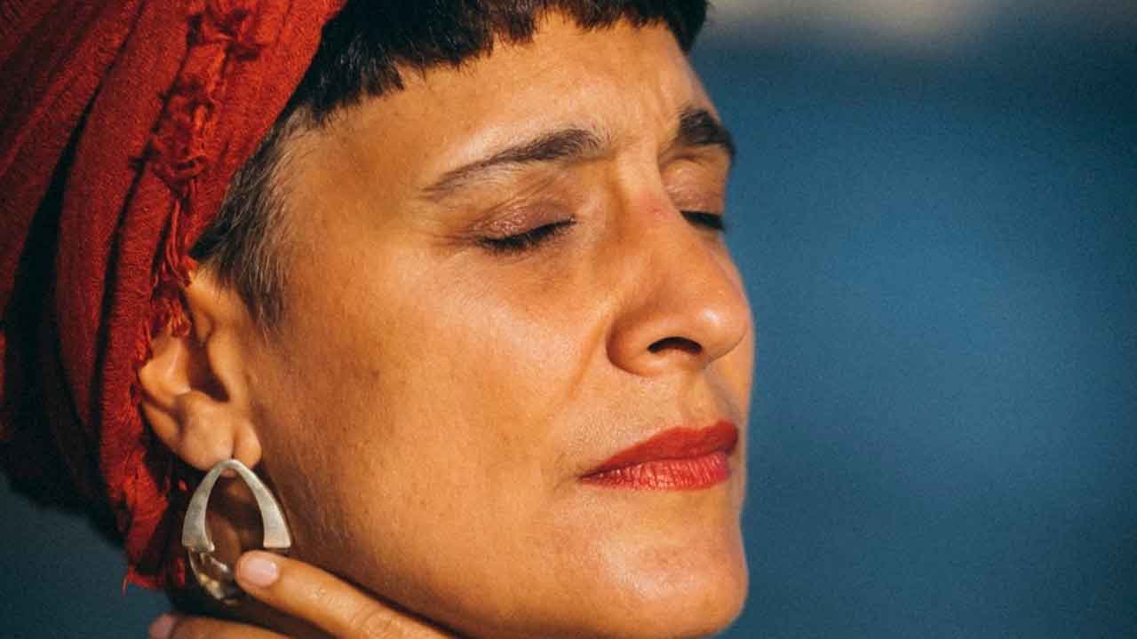 Carvoeiro e Estômbar recebem a 7.ª edição do Festival PARAGEM, com performances, música, dança e artes visuais em diálogo com o território, até 13 de setembro.