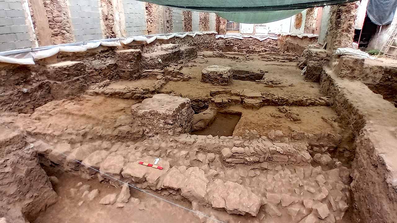 Una olla islámica nunca antes vista y restos de viviendas, cerámica, una plaza y una muralla han emergido de una excavación en Silves, arrojando nueva luz sobre la vida cotidiana antes, durante y después de la conquista cristiana.